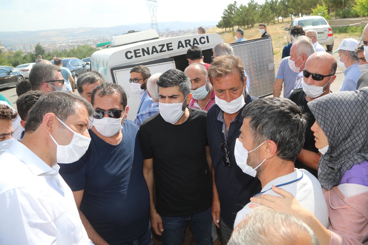 Sivas'tan Bolu'ya giderken geçirdikleri trafik kazasında hayatını kaybeden, Lütfi Abay İlkokulu öğretmenlerinden Gül Erdem'in annesi Bergüzar Dinçyılmaz, babası Cengiz Dinçyılmaz ve kızı 22 yaşındaki Nisa Nur Erdem, Yukarı Tekke Kabristanlığında dualarla toprağa verildi.