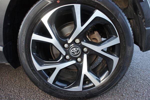 Sinclair_Direct's tweet image. Fully OPEN...with over 100 quality and competitively priced cars ready for you - and here's another quality vehicle - the head-turning and efficient Toyota CHR 1.8 DYNAMIC HYBRID - and with a £1000 saving - WAS £21,995 NOW £20,995.
Search / Finance / Collect.