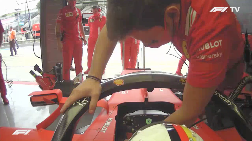 bmsmtdmrl's tweet photo. Şeytan Ayrıntıda!

Vettel'in direksiyonu araca takıldığında kısa bir süreliğine Ferrari logosu beliriyor. Bunun sadece Seb'in aracında olduğu ve özellikle kendisinin istediği söyleniyor.

Gerçekten sevdiği bir takımdan bu şekilde gönderilmesi kahredicidir yüksek ihtimalle. #F1 https://t.co/55szIRC6n2