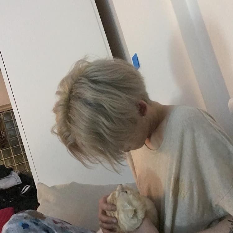 australia_line's tweet photo. ау в которой чан успел сто раз пожалеть, что притащил домой этого кота, потому что феликс теперь уделяет внимание только ему одному. но по настоящему злиться он не может.
– может мне уйти?
– ТОЛЬКО ПОПРОБУЙ. https://t.co/0Ktj6CIZdF