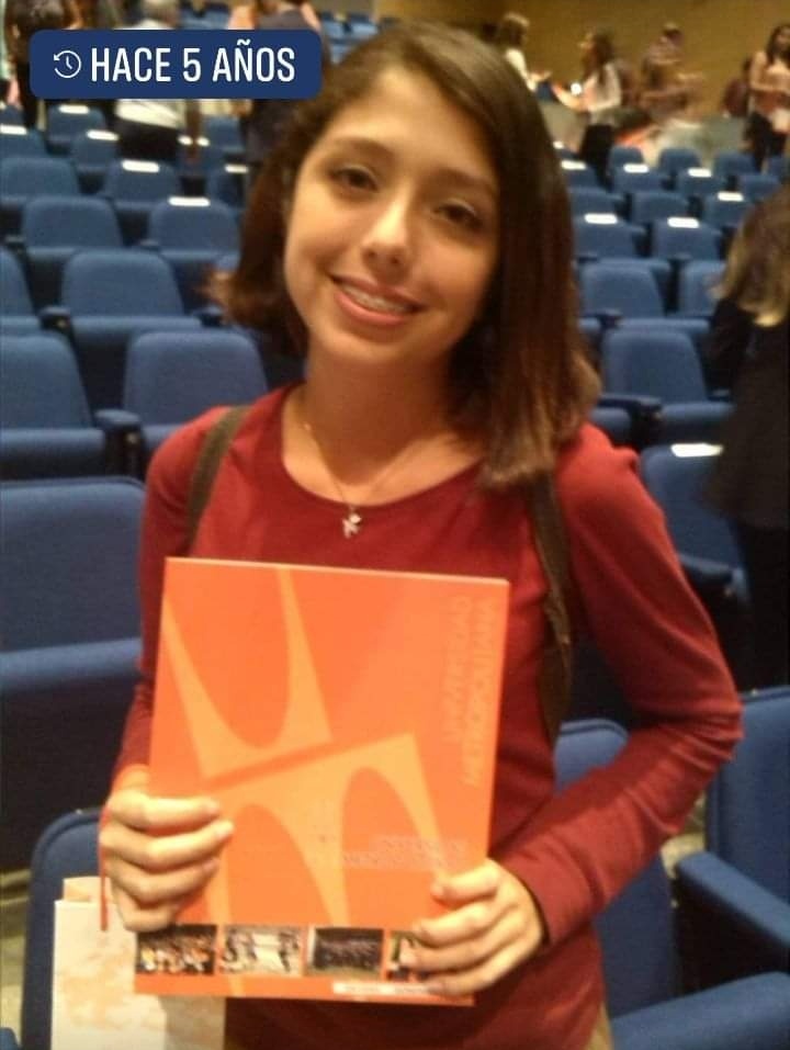 Dayanaigf_'s tweet photo. Hace 5 años la @Unimet me otorgó una beca de Excelencia Académica.  No tengo palabras para agradecer tanto 🧡

Recibiendo la beca / Terminando la tesis. https://t.co/ECzd38E9fg