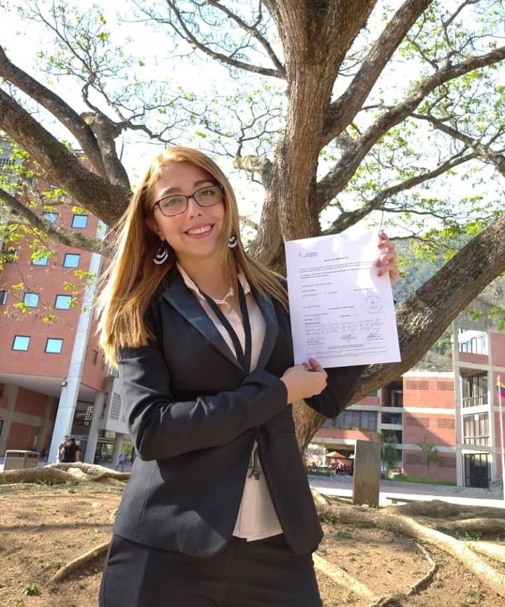 Dayanaigf_'s tweet photo. Hace 5 años la @Unimet me otorgó una beca de Excelencia Académica.  No tengo palabras para agradecer tanto 🧡

Recibiendo la beca / Terminando la tesis. https://t.co/ECzd38E9fg