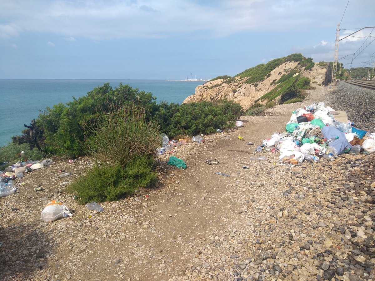 arnaugrmo's tweet photo. @garrielies @ajuntamentvng @Renfe @Adif_es 

Els Colls són un espai natural i aquesta zona fa peneta. Els usuaris en són els responsables, és clar, però segur que ajudaria que es retirés el sac d'obra oblidat que mica en mica s'ha anat omplint. https://t.co/z07qoBrh1H
