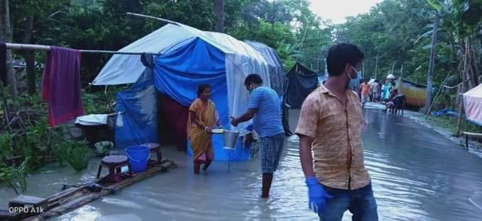 Deepakguptaa01's tweet photo. #RSS एव ABVP स्वयंसेवकों ने Morigaon (Assam) जिला के विभिन्न क्षेत्रों में बाढ़ से प्रभावित लोगों को भोजन वितरित किया. इसके अलावा अन्य सहायता भी उपलब्ध करवाई जा रही है. 
#RSSInAssamFlood https://t.co/d1Dsxzbk0a