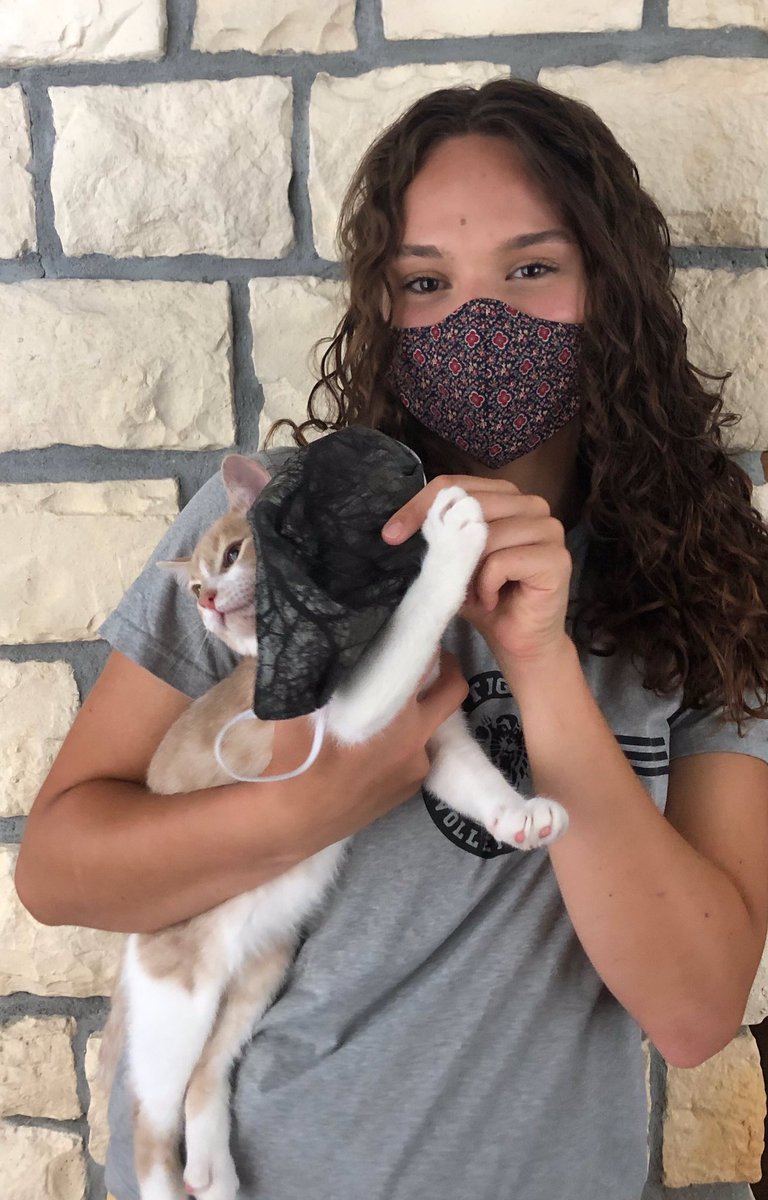 fhsuvb's tweet image. Who wore it best?
@isabellerey_44 challenged Drew Gannon from @FHSU_Fitness for a mask face off!
Make sure to vote below on your favorite mask 😷 

#FaceMaskChallenge