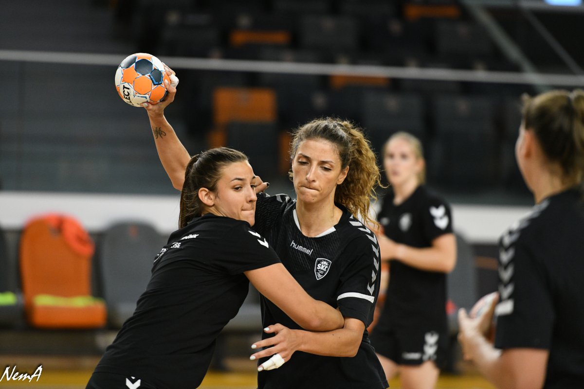 SiofokKC's tweet photo. 🤾‍♀😎🔝  Andrea Kobetic &amp; Laura Lapos | Master and his apprentice! #TogetherWeRise #HajráSKC #SKCPreaseason2020 https://t.co/jHXKmOdTGn