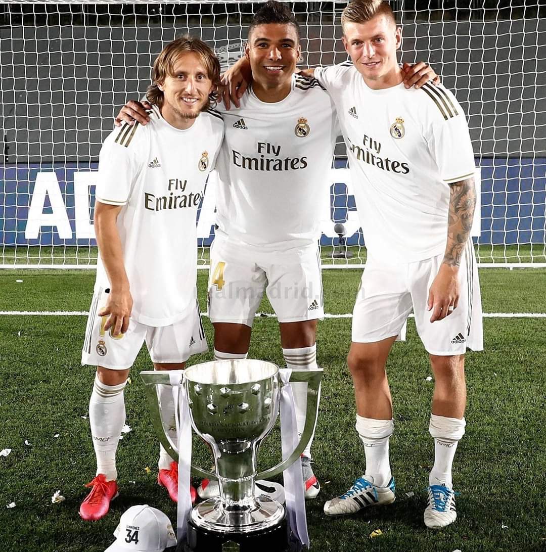 AdriRM33's tweet image. RT: Modric, Casemiro y Kroos.
MG: Xavi, Iniesta, Busquets.