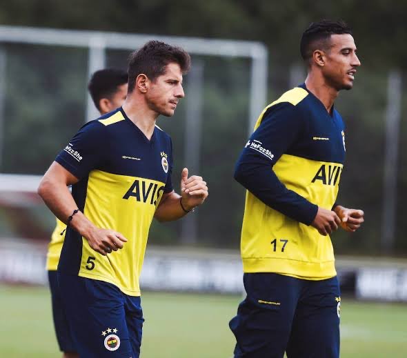 CubukluSports's tweet photo. Emre Belözoğlu'nun, Nabil Dirar'a "Daha dikkatli olmalısın" dediğine canı gönülden inananlar bu tweeti favlayabilir mi? https://t.co/Eta5G0svj9