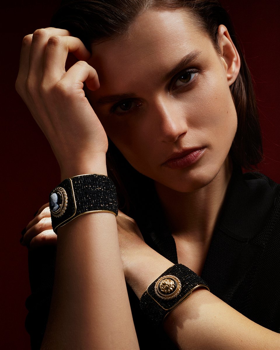 MADEMOISELLE PRIVÉ BOUTON. The spirit of couture meets the ingenuity of watchmaking. This secret watch reinterprets the button, a signature of CHANEL style. Available adorned with a lion’s head or a cameo. Limited edition. Discover more on https://t.co/f4IJROl1YD https://t.co/Pqq21KEPNF