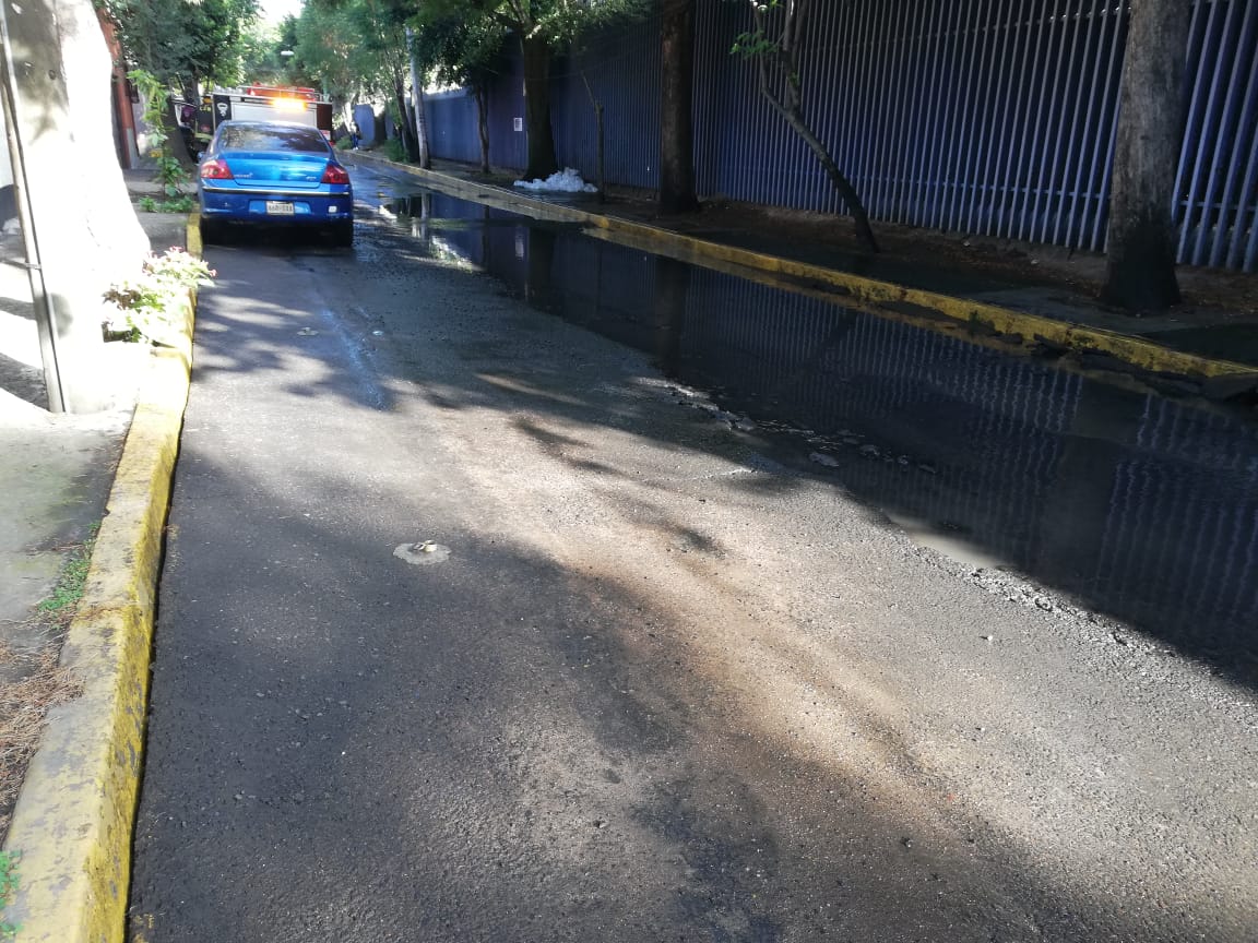 SGIRPC_CDMX's tweet photo. Esta mañana, a consecuencia de una fuga de agua potable, se formó un encharcamiento de 50m de espejo por 10cm de tirante afectando únicamente la vialidad en Miguel Hidalgo, Col. Barrio del Niño Jesús, @TlalpanAl. https://t.co/bNN0ystCjR