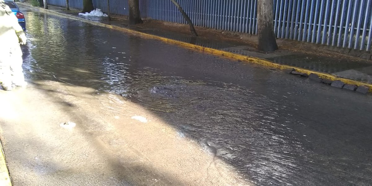 SGIRPC_CDMX's tweet photo. Esta mañana, a consecuencia de una fuga de agua potable, se formó un encharcamiento de 50m de espejo por 10cm de tirante afectando únicamente la vialidad en Miguel Hidalgo, Col. Barrio del Niño Jesús, @TlalpanAl. https://t.co/bNN0ystCjR