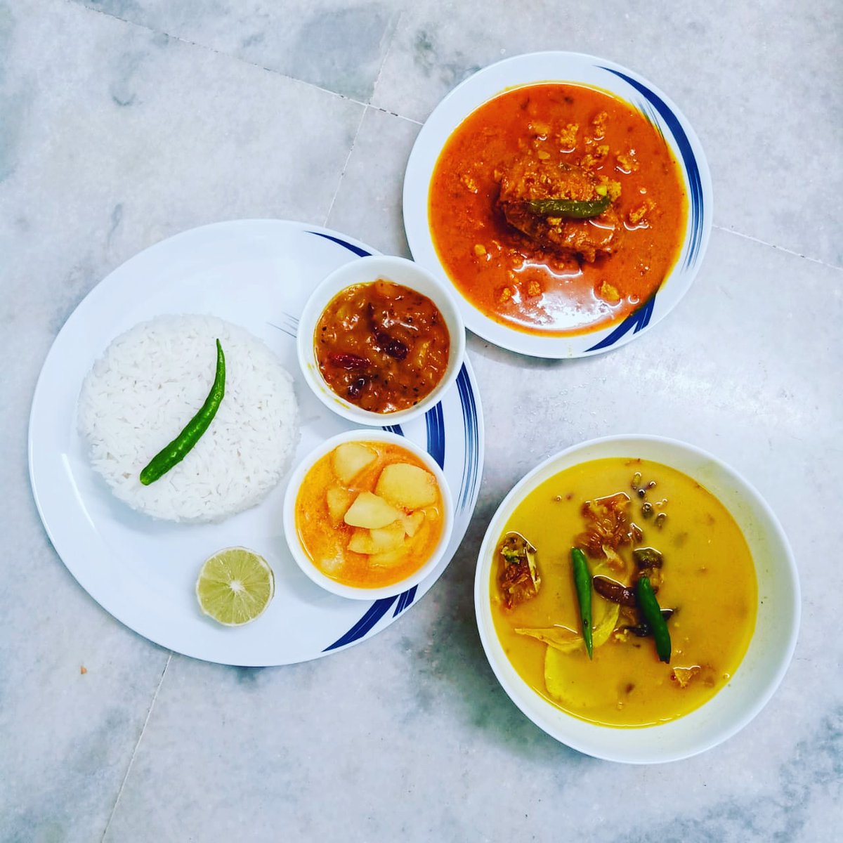 RamiRecipes's tweet photo. Bengali Thali For lunch.😋😋
On frame (Rice,Aloo Posto,Curd fish,Moong dal with fish head,Mango Chatni).
#bengalithali
#bengalicuisine
#homeMade 
#foodblogger https://t.co/SDCT7W2fPT