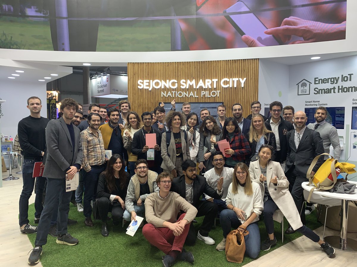 ieArchDesign's tweet photo. Dear #IEMRED graduates!
You are now the #citymakers of today and tomorrow. We trust on you for the huge responsibility to create, #design and renovate our #cities
Congratulations, We are so proud of you! 
#IEGraduation #RealEstate https://t.co/cCXiXxL8Xf