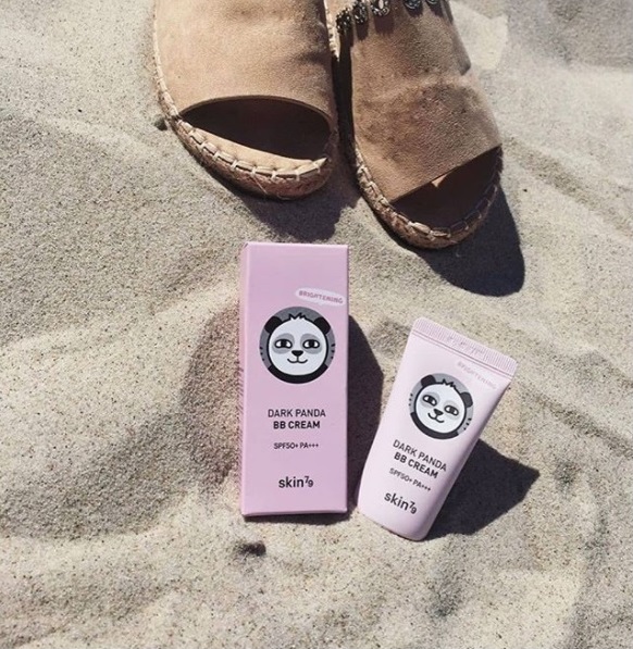 SeeMySkin's tweet photo. Die innovative Animal BB Cream von #SKIN79 kombiniert Foundation, Pflegecreme und Sonnenschutz (SPF50+ PA+++) in einem: Die 'Dark Panda BB Cream' 🐼 ist eine sanft aufhellende #BBCreme mit Bambus-Extrakt 🎋 und sorgt für einen strahlenden Teint.
https://t.co/DDiMsc80g2 https://t.co/2SDpHi3IMd