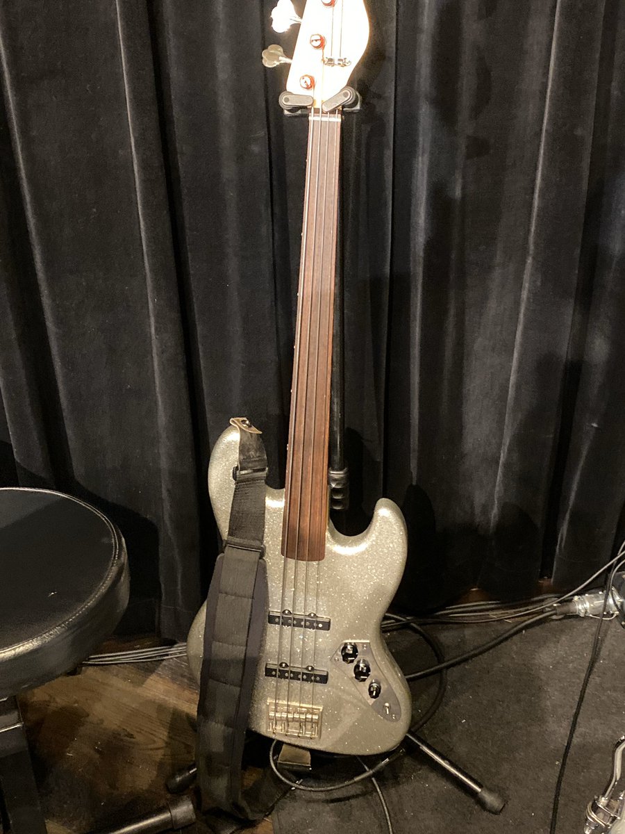 futoshimen's tweet photo. ライブデビューしました

#blackcloud
#blacksmoker
#betaJ4
#fretless https://t.co/edGbvxAt8g