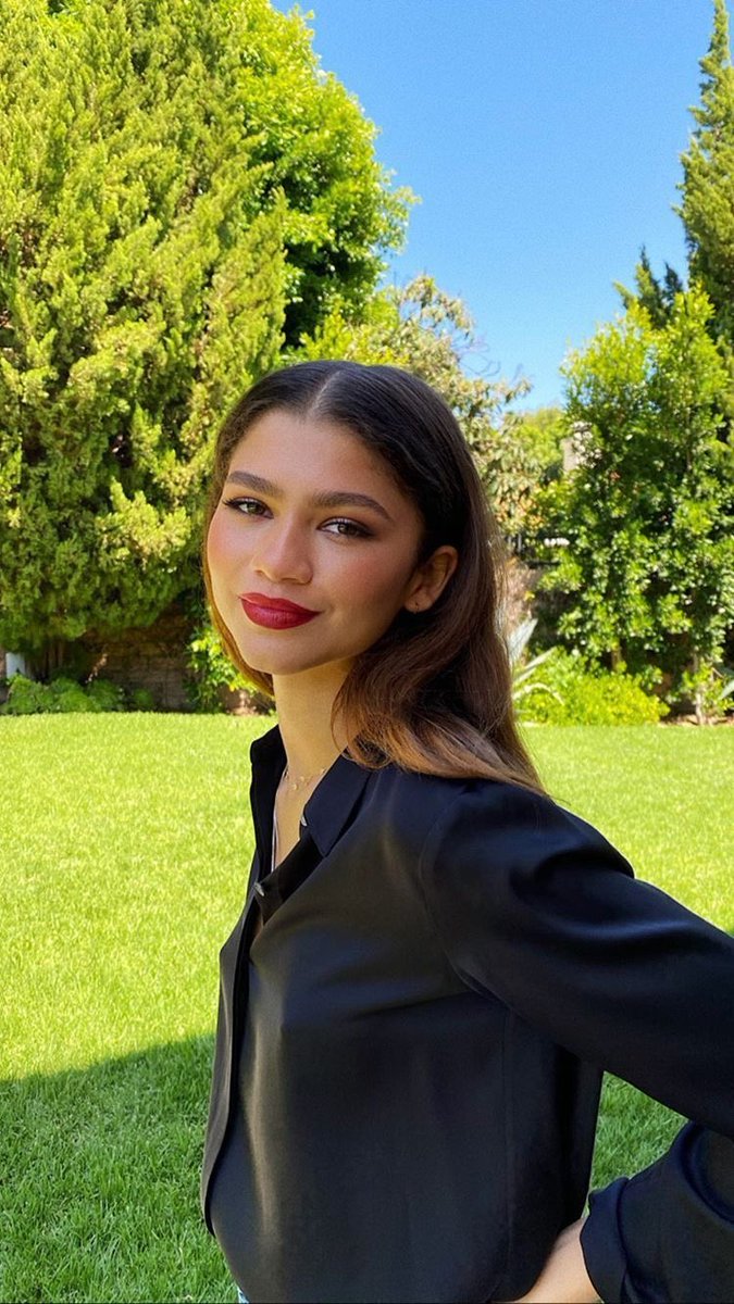 your camera roll if zendaya was your girlfriend, a thread: