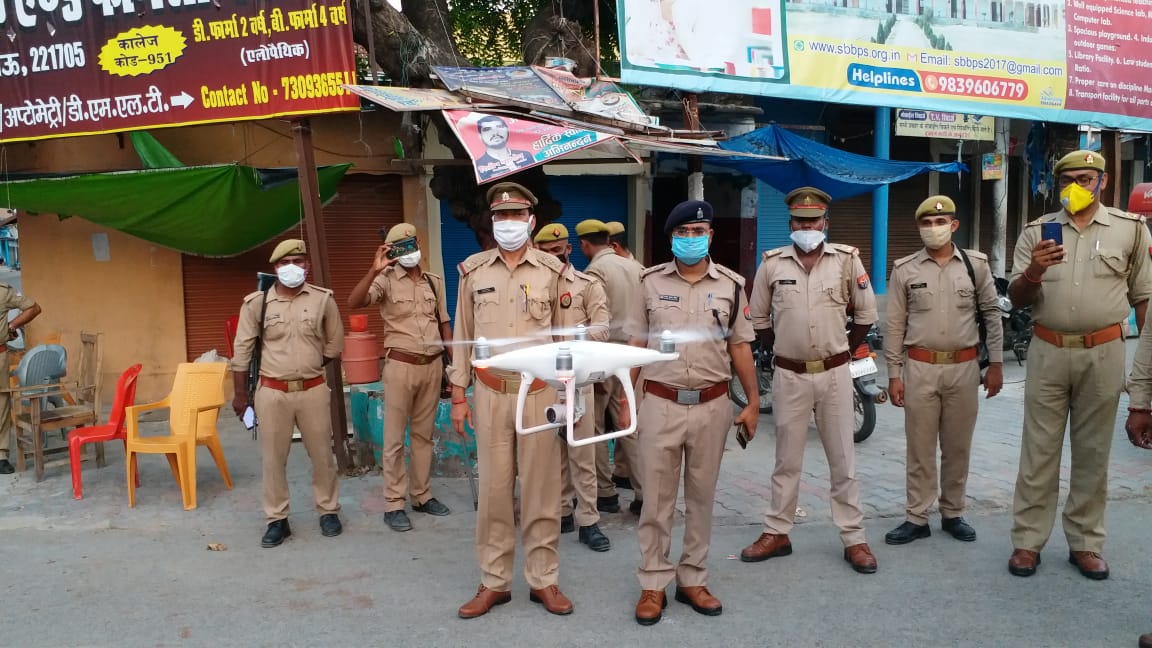 maupolice's tweet photo. अब ड्रोन से की जाएगी #LockDowninup तोडने वालों/ उपद्रवियों की निगरानी #maupolice द्वारा थाना दक्षिणटोला क्षेत्रान्तर्गत मिर्जाहादीपुरा तिराहे से की गई शुरुआत। @Uppolice @adgzonevaranasi @digazamgarh https://t.co/CytDp803e0