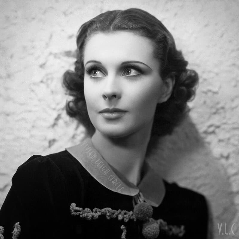 VivienLCircle's tweet photo. Portrait of Vivien in Dark Journey 1937 by Tunbridge. A day after she completed Fire Over England she began Dark Journey where she played a French spy. Costumes by Rene Hubert.
#vivienleigh #darkjourney #britishfilm #classicfilm #1930s #alexanderkorda #renehubert #1930sfashion https://t.co/xmb0y7wIva