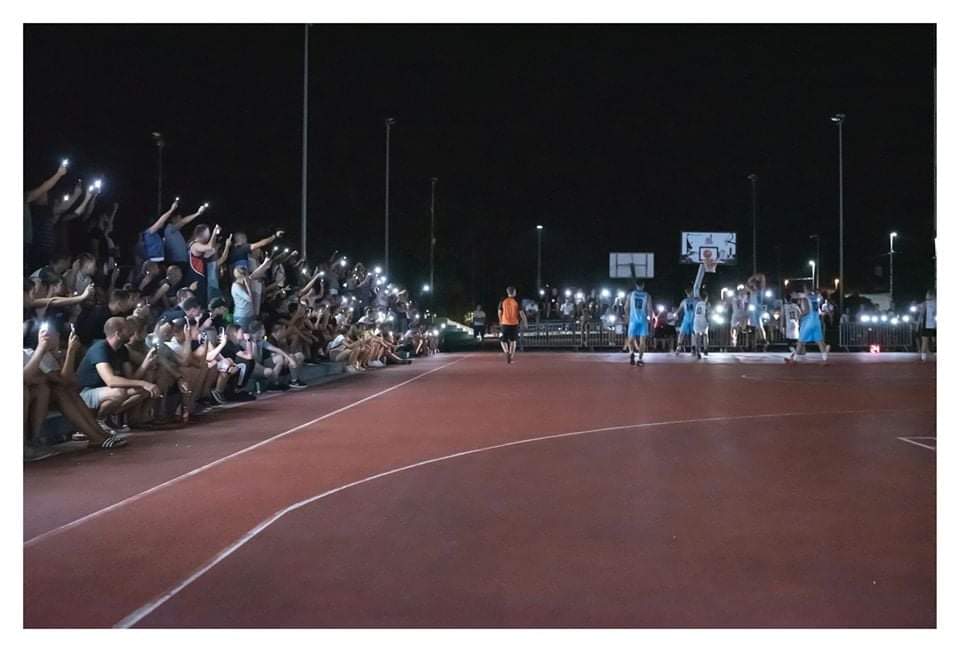 Igra se Zadarska ljetna liga. Prođe ponoć. Ugase se reflektori. Ljudi upale mobitele. Igra se dalje.

Zadar i košarka. Jedna duša, a njih dvoje.