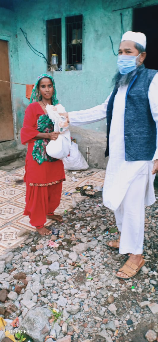 AkramShahBJP's tweet photo. #UnityCharitableTrust के माध्यम से सूरत में लगातार #Lockdown के पहले दिन से हम जरूरतमंदों को #राशन_किट वितरण कर रहे है।
हमारा विस्तार #ContainmentZones में हैं, इसीलिए हमारी सेवा निरंतर कार्यरत हैं.
हर दिन की तरह आज भी मेरे पिताजी ने सेकड़ो लोगों को राशन किट वितरण की. https://t.co/YR8yGPgrNR