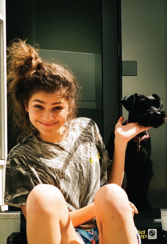 your camera roll if zendaya was your girlfriend, a thread: