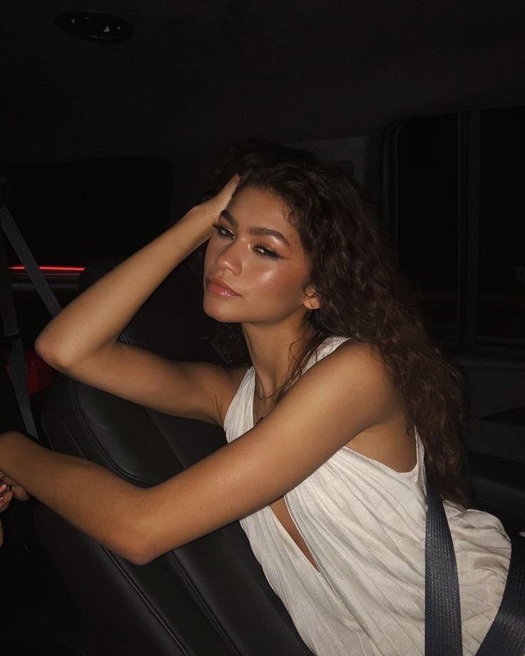 your camera roll if zendaya was your girlfriend, a thread: