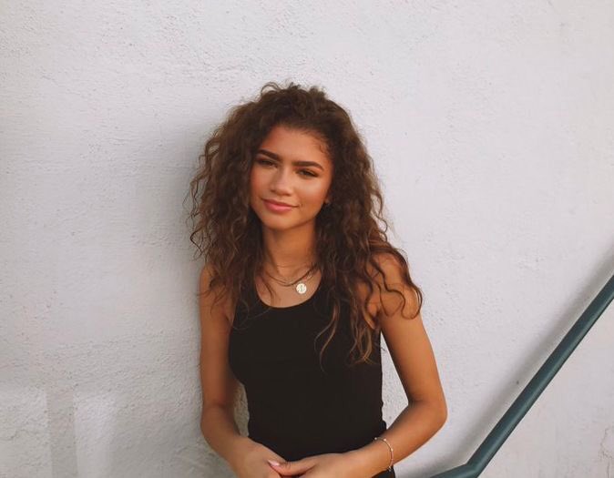 your camera roll if zendaya was your girlfriend, a thread: