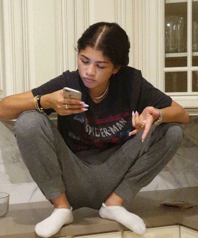 your camera roll if zendaya was your girlfriend, a thread: