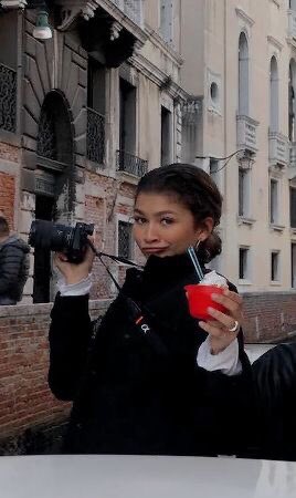 your camera roll if zendaya was your girlfriend, a thread:
