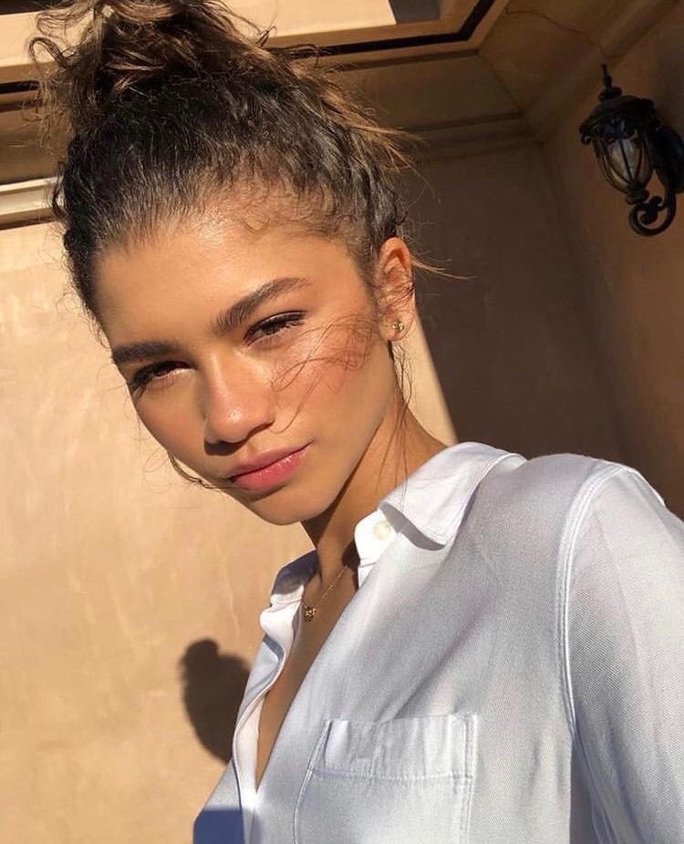 your camera roll if zendaya was your girlfriend, a thread: