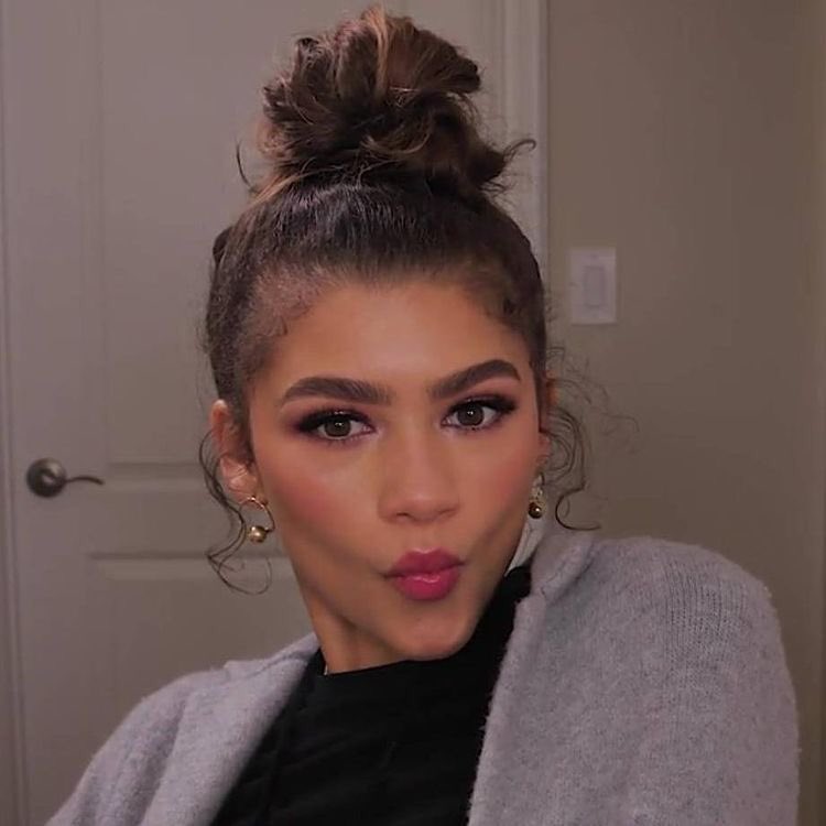 your camera roll if zendaya was your girlfriend, a thread: