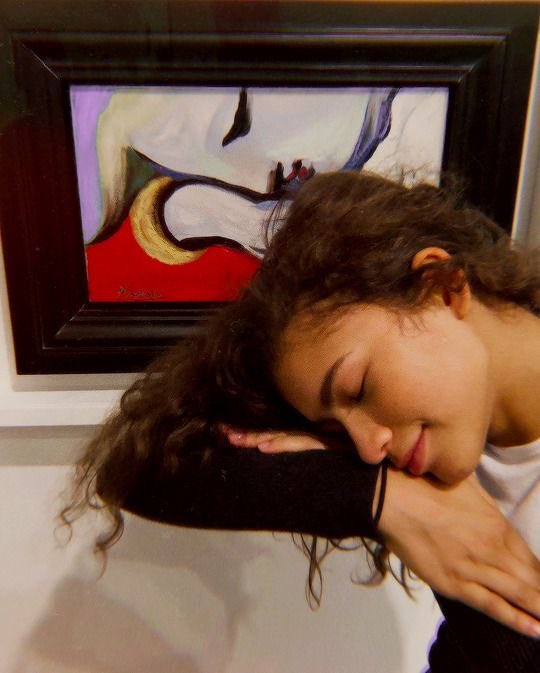 your camera roll if zendaya was your girlfriend, a thread: