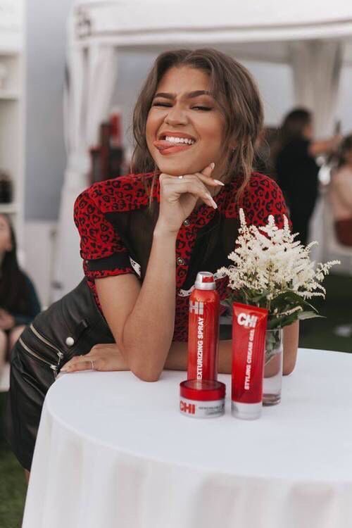 your camera roll if zendaya was your girlfriend, a thread: