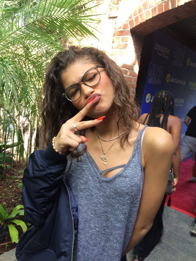your camera roll if zendaya was your girlfriend, a thread: