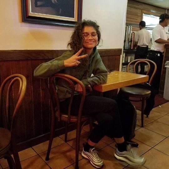 your camera roll if zendaya was your girlfriend, a thread: