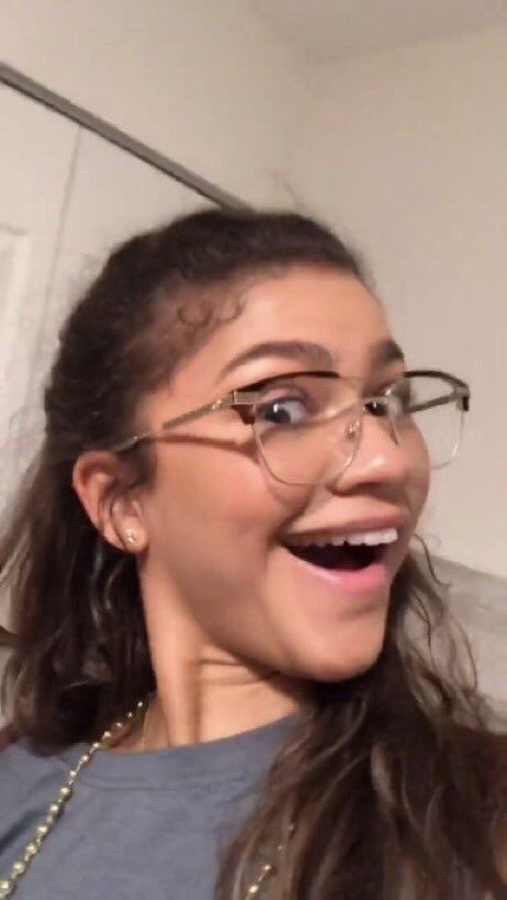 your camera roll if zendaya was your girlfriend, a thread: