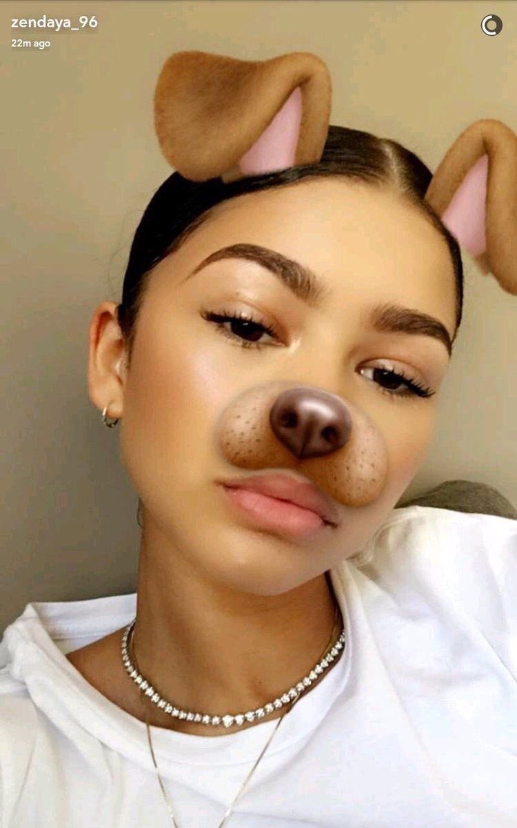 your camera roll if zendaya was your girlfriend, a thread: