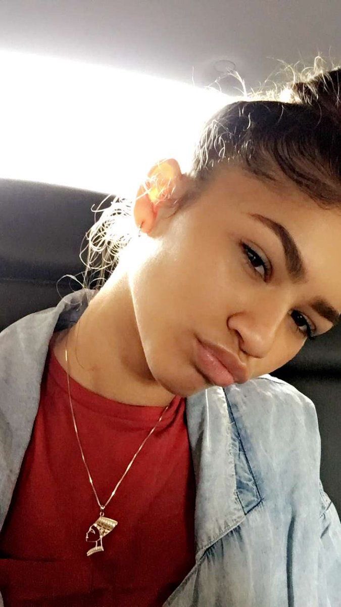 your camera roll if zendaya was your girlfriend, a thread: