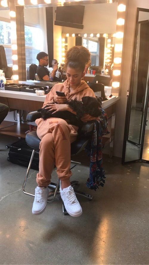 your camera roll if zendaya was your girlfriend, a thread: