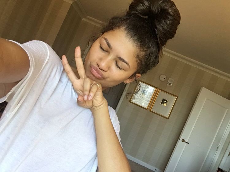 your camera roll if zendaya was your girlfriend, a thread: