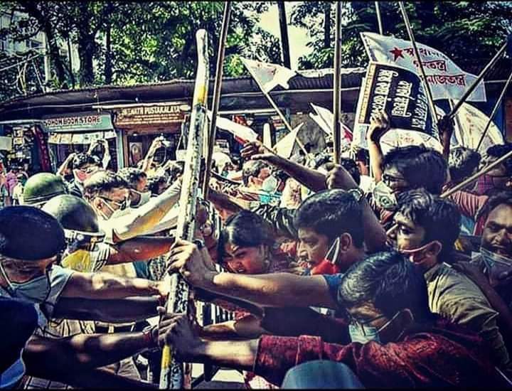 ritankarbecho1's tweet photo. ✍🏼  Rajarshi Ganguly

লড়াইটা পরিষ্কার।

ব্যারিকেডের একপাশে প্রশাসন, পুলিশ, সরকার‌।
আর ব্যারিকেডের অন্যপাশে মানুষের দাবি নিয়ে বামপন্থীরা। 
#Youth_With_Cpim
#Long_live_SFI https://t.co/KCVHGeQcZi