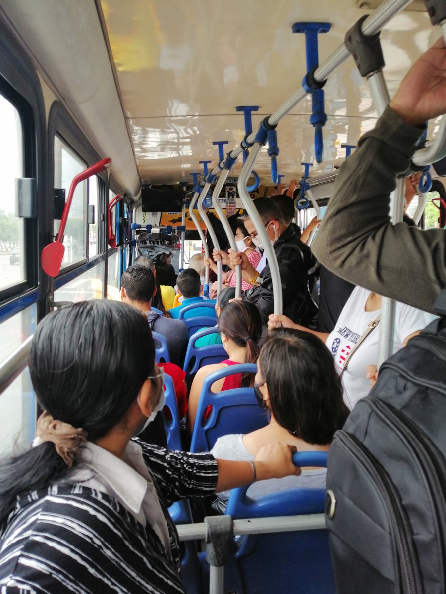 Karimonka's tweet photo. .@ATMGuayaquil pregunta pregunta los buses pueden coger la cantidad de pasajeros que a ellos se les ocurra, dejando a su colega sin pasajeros y exponiendo a la gente del bus!?
141 GBN 4535 https://t.co/BKXyuOzLgZ