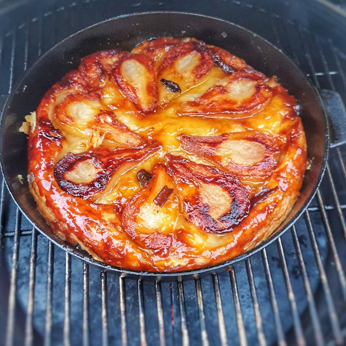 Been a while since we had a tarte tatin on the egg so thought we would treat ourselves to a pear one

#spicepunch #pudding #tartetatin #pear #peartartetatin #caramel #spiced #pastry #biggreenegg #bbqpud #ukbbq #veggie #desert