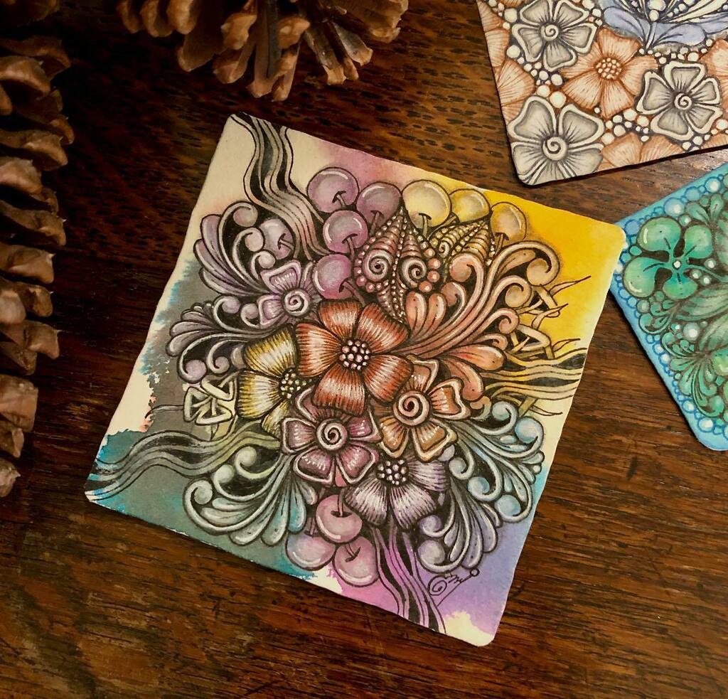 Emiko_K_28's tweet photo. #zentangle #bleedingtissuepaper #pendrawing #patternart #tangle #meditativeart #ゼンタングル #染色 #パターンアート #ペン画 #マインドフルネス 
色合いが気に入らなくてほって置いた、プリーデングティッシュペーパーで染めたタイルにチャレンジしてみました… https://t.co/YUZUxFJyqa https://t.co/jy5daKRXQt