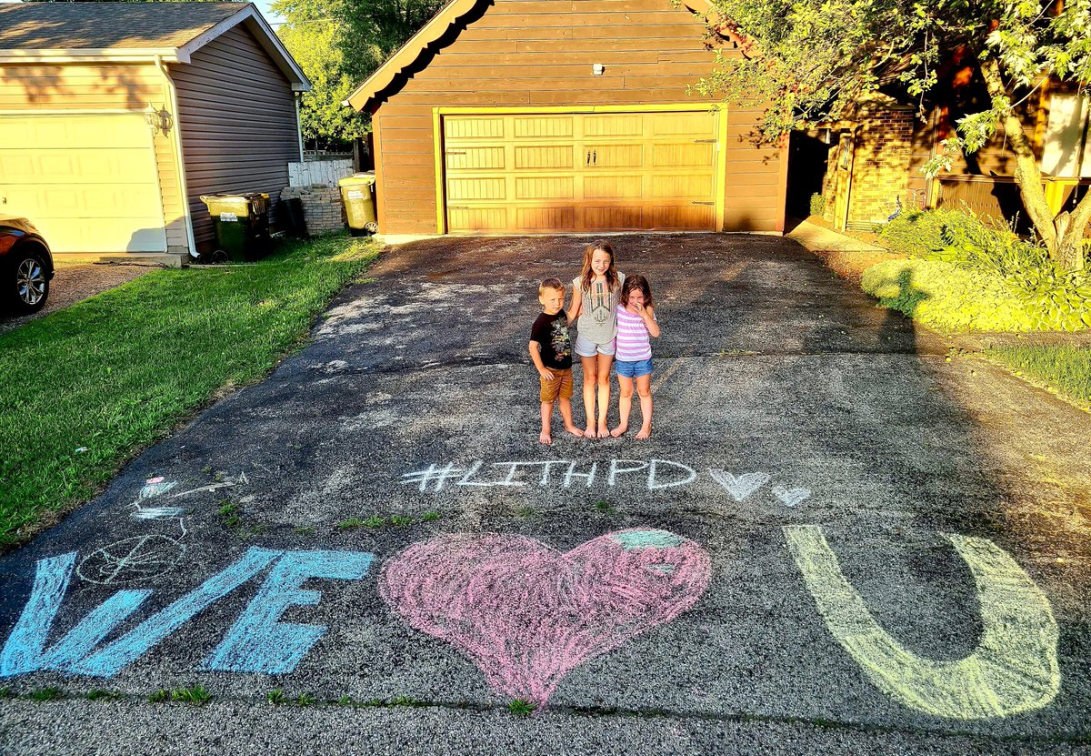 LITHPolice's tweet photo. We 💙 you too, LITH! Sergeant Story was lucky enough to meet these thoughtful and creative artists. Thanks for bringing a smile to our faces (even if you couldn't see them behind our masks)!

#LoveLITH #LITHPD #CommunityPolicing https://t.co/7UxCmTpBJZ
