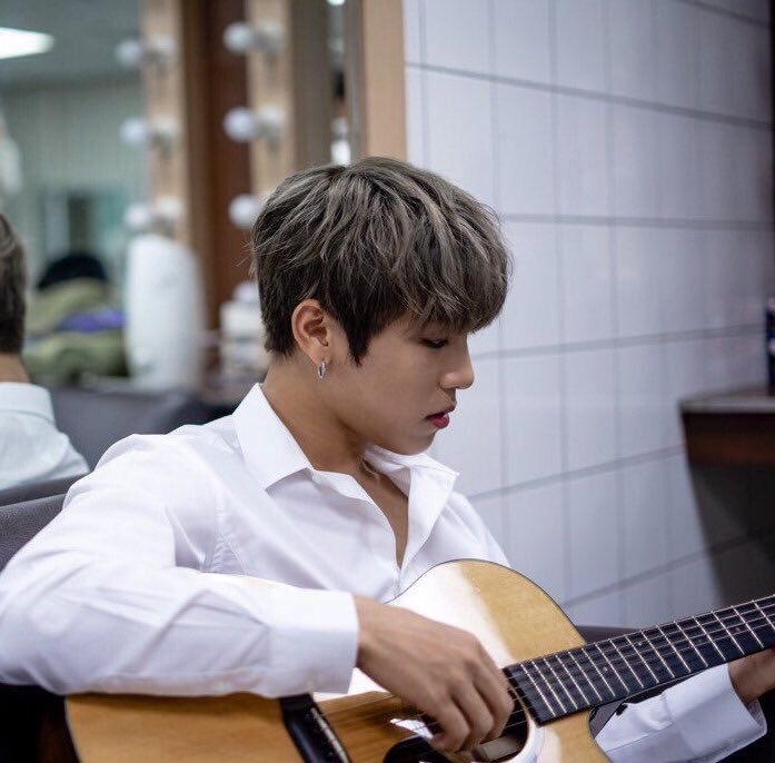 [ #제이슨 ]

I tried to playing guitar. How do I look? Handsome? ㅋㅋㅋㅋ.