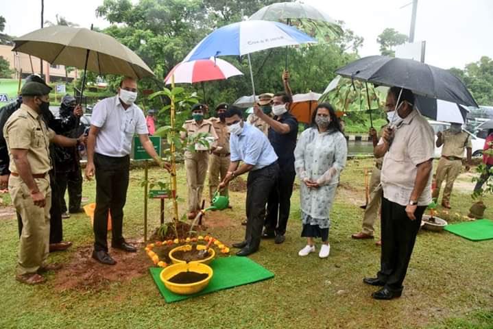 aaronpereira's tweet photo. Just a photo of the Goa CM watering some plants... in the rain... ⛈☔️ https://t.co/55HZyS2RnW