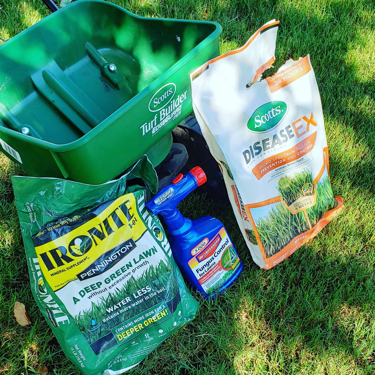 UncleAlansYard's tweet photo. Did some throwing down and spraying and praying last night and watered them in this morning. Ironite, Scotts DiseaseEx, and Bioadvanced. #lawn #lawncarenut #throwerdown #sprayingandpraying https://t.co/yO5716Z6NN