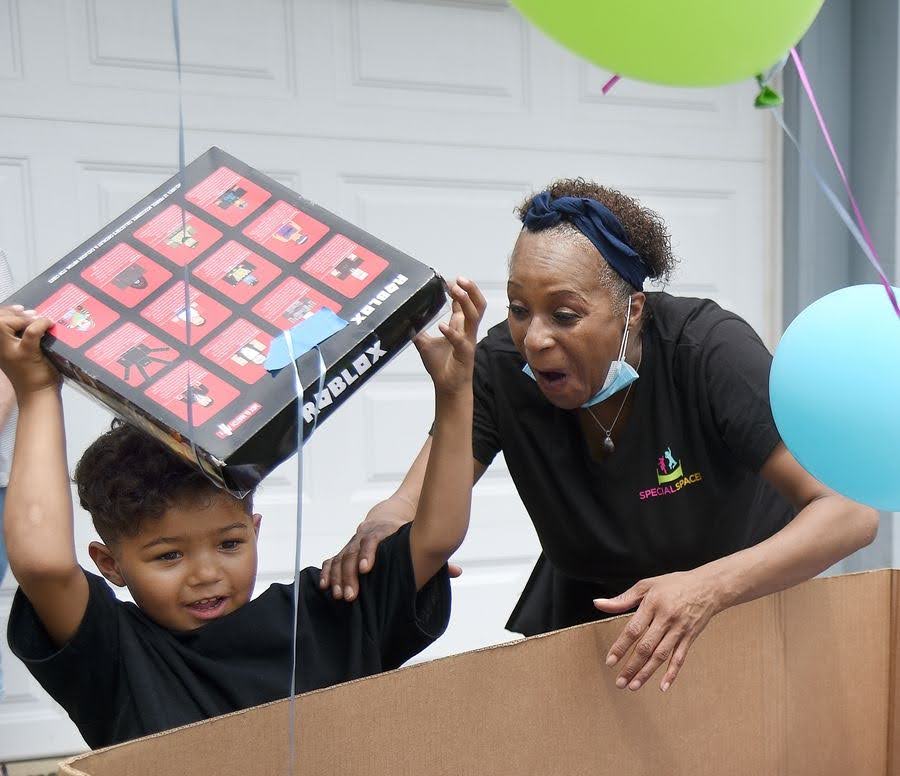 SpecialSpacesUS's tweet photo. Bedroom-in-a-Box! Our new “touchless bedroom makeover” delivered with the Special Spaces touch. We are close to our families even as we social distance. Thanks to national sponsor Assurance for making this happen.
#bedroominabox #thankyou #assurance #specialspaces https://t.co/nISvT0DPnA
