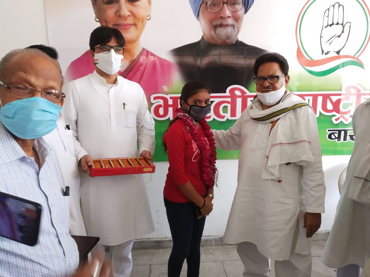 plpunia's tweet photo. प्रतिभा को किसी सीमा में नहीं बांधा जा सकता, कुछ प्रतिभाएं आपके आसपास ही होते है लेकिन नजर समय पर ही आती है।
#CreationInIsolation प्रतियोगिता में बाराबंकी की दिव्या अमित गौड़ ने किया देश का नाम रोशन ।
हम दिव्या के उज्वल भविष्य की कामना करते हैं । https://t.co/zEEW0yqdeT
